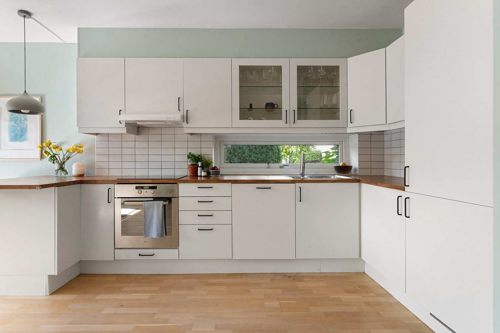 Boligen har et pent kjøkkenhjørne fra Norema med lys, glatt innredning, laminat benkeplate og oppvaskkum med ett-greps blandebatteri. Galleribilde