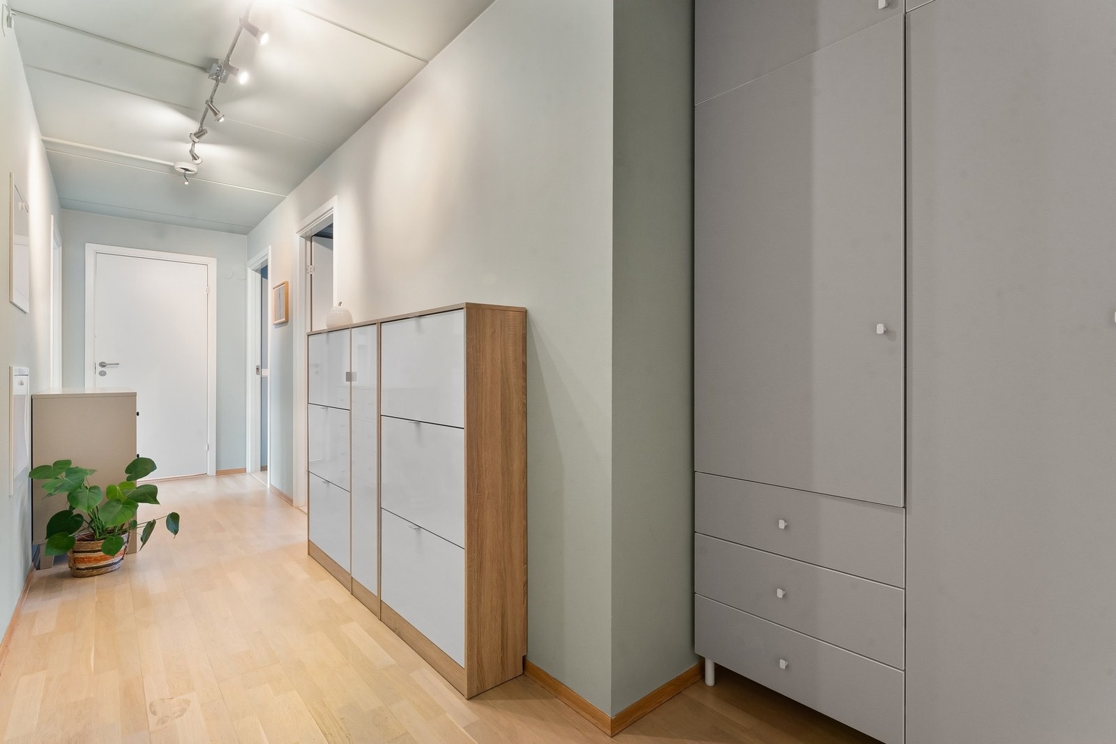 Det er god plass til skoskap, speil og lignende. garderobeskapet blir stående. Av ekstern lagring medfølger kjellerbod på 5 kvm. Galleribilde