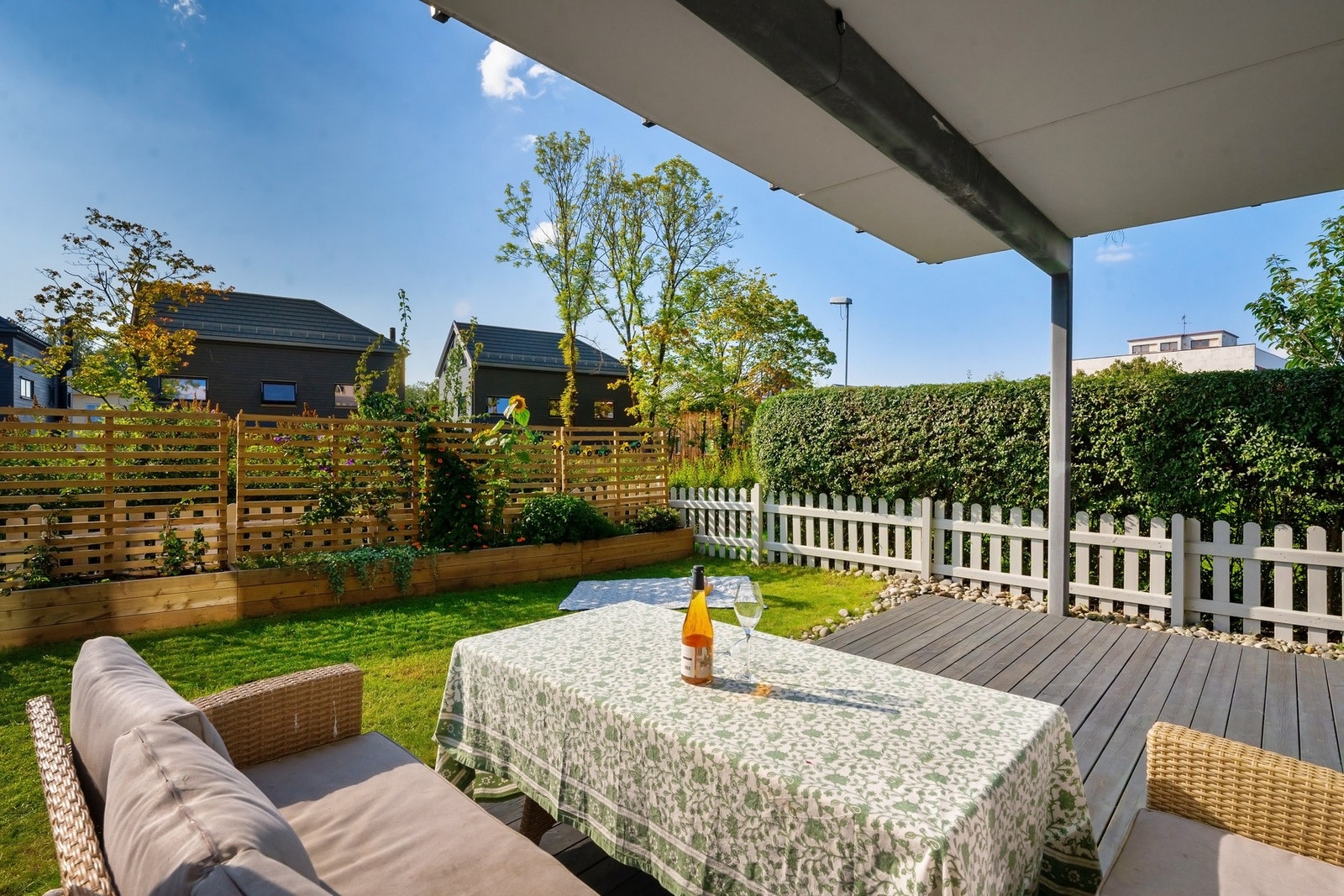 Dette er en lys og tiltalende 3-roms endeleilighet med god planløsning og flott beliggenhet på Frydenberg i et bilfritt, barnevennlig miljø. Galleribilde