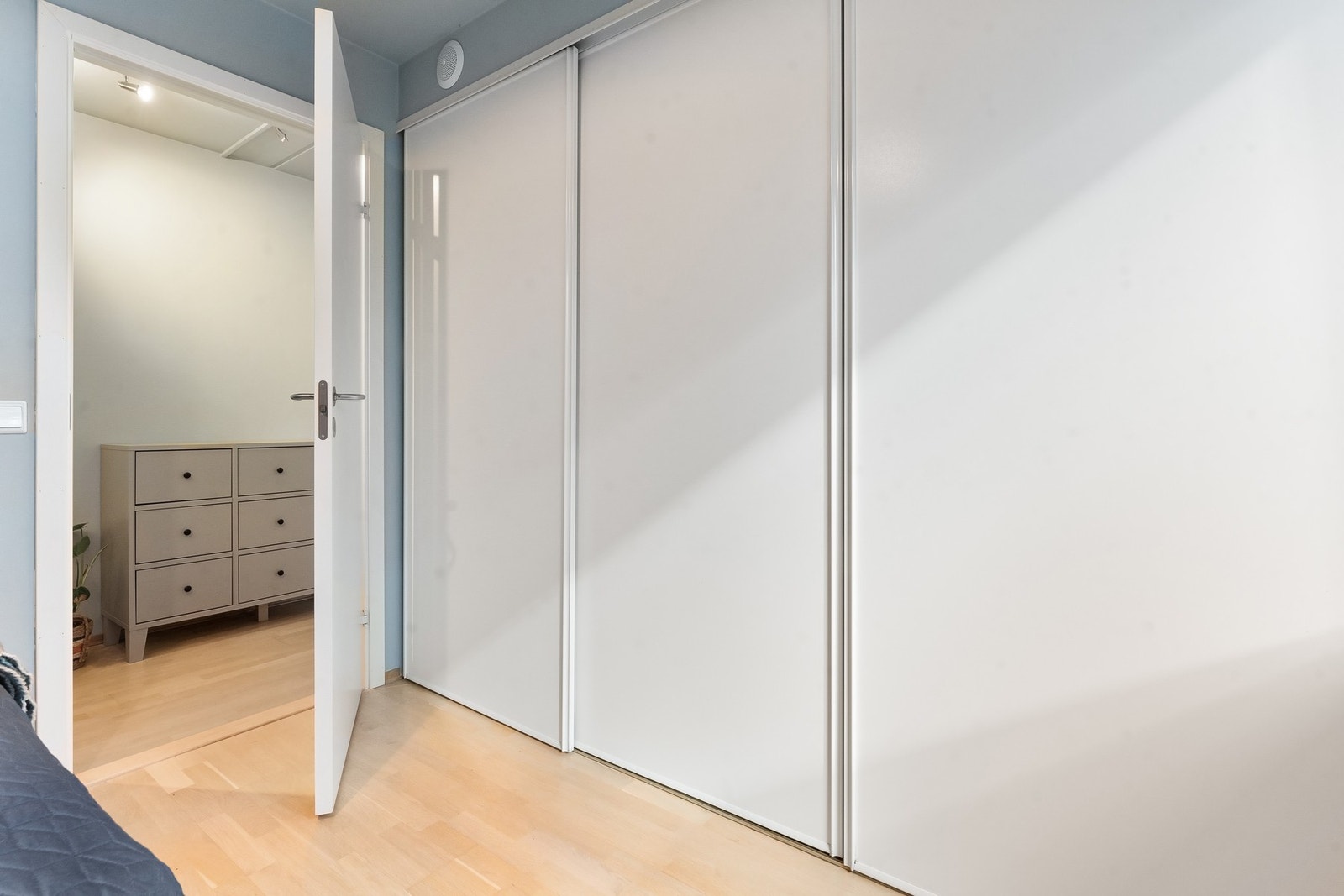 Stor skyvedørsgarderobe gir godt med oppbevaringsplass. Galleribilde