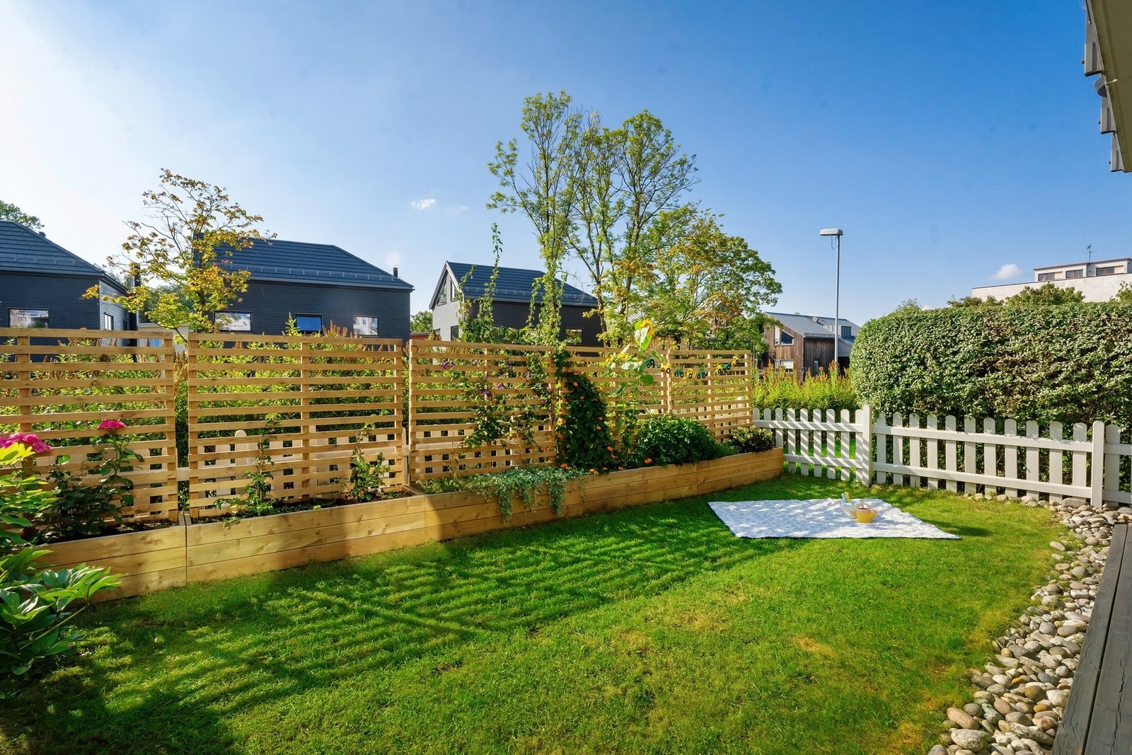 Leiligheten skilter med svært god intern beliggenhet; i fremste rekke med lav bebyggelse foran som sørger for masse luft, lys, sol og himmel på uteplassen og inn i leiligheten. Galleribilde