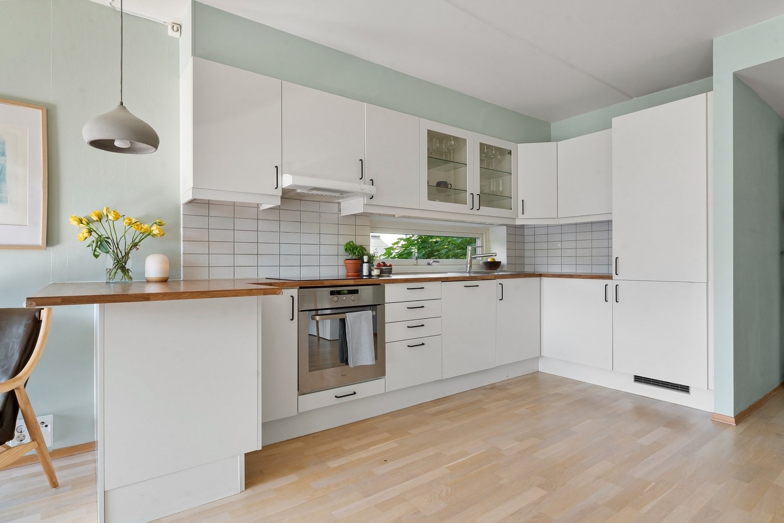 Integrerte hvitevarer som komfyr, platetopp, oppvaskmaskin og kjøl/fryseskap medfølger. Galleribilde