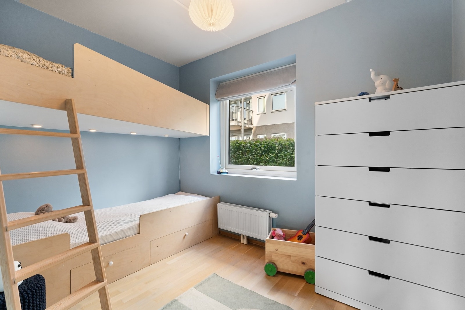 Det andre soverommet er også av fin størrelse med plass til seng og oppbevaringsplass. Køyesengen som står der i dag er plassbygget. Galleribilde