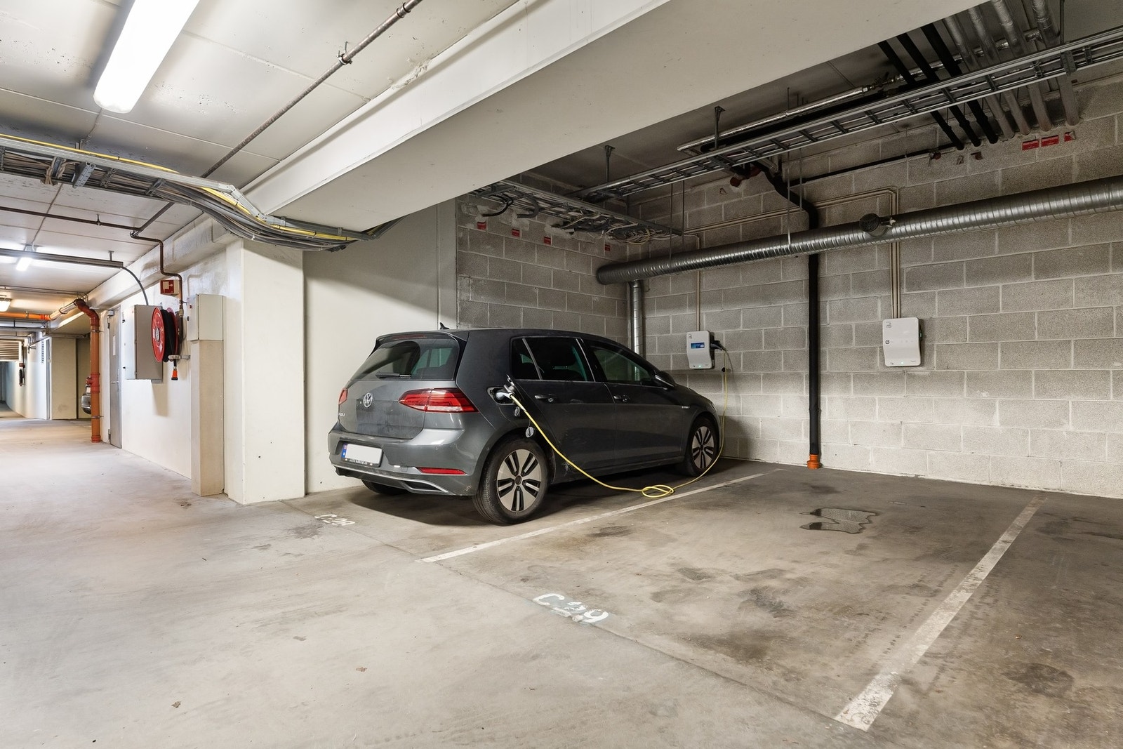 Det medfølger en biloppstillingsplass med lader. Galleribilde