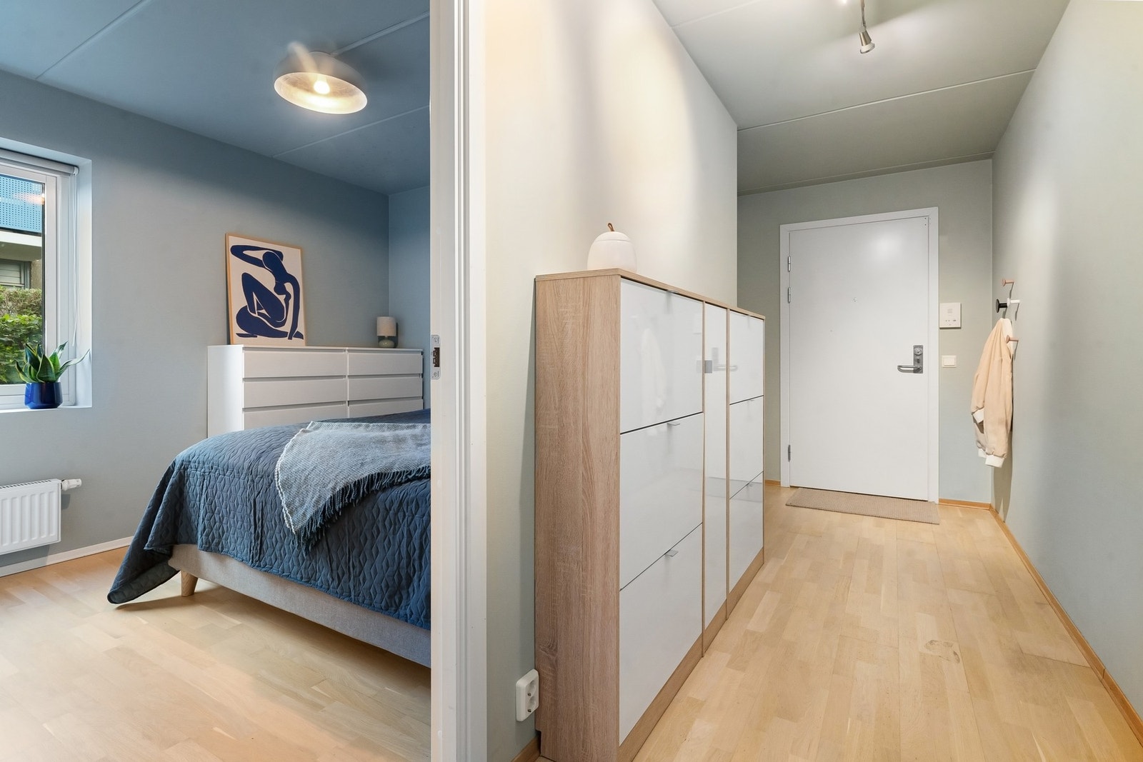 Entréen er lys og innbydende, og gir et godt førsteinntrykk av boligen. Galleribilde