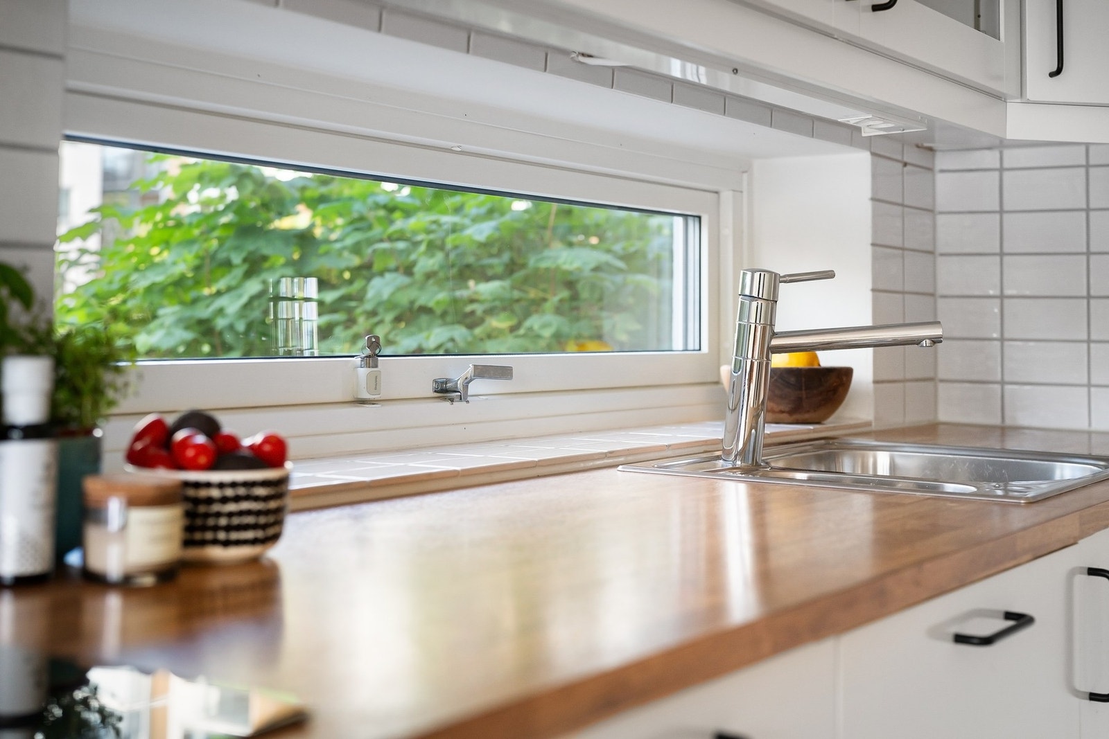 Her kan du lage dagens måltider samtidig som du får hyggelig og frodig utsyn. Galleribilde