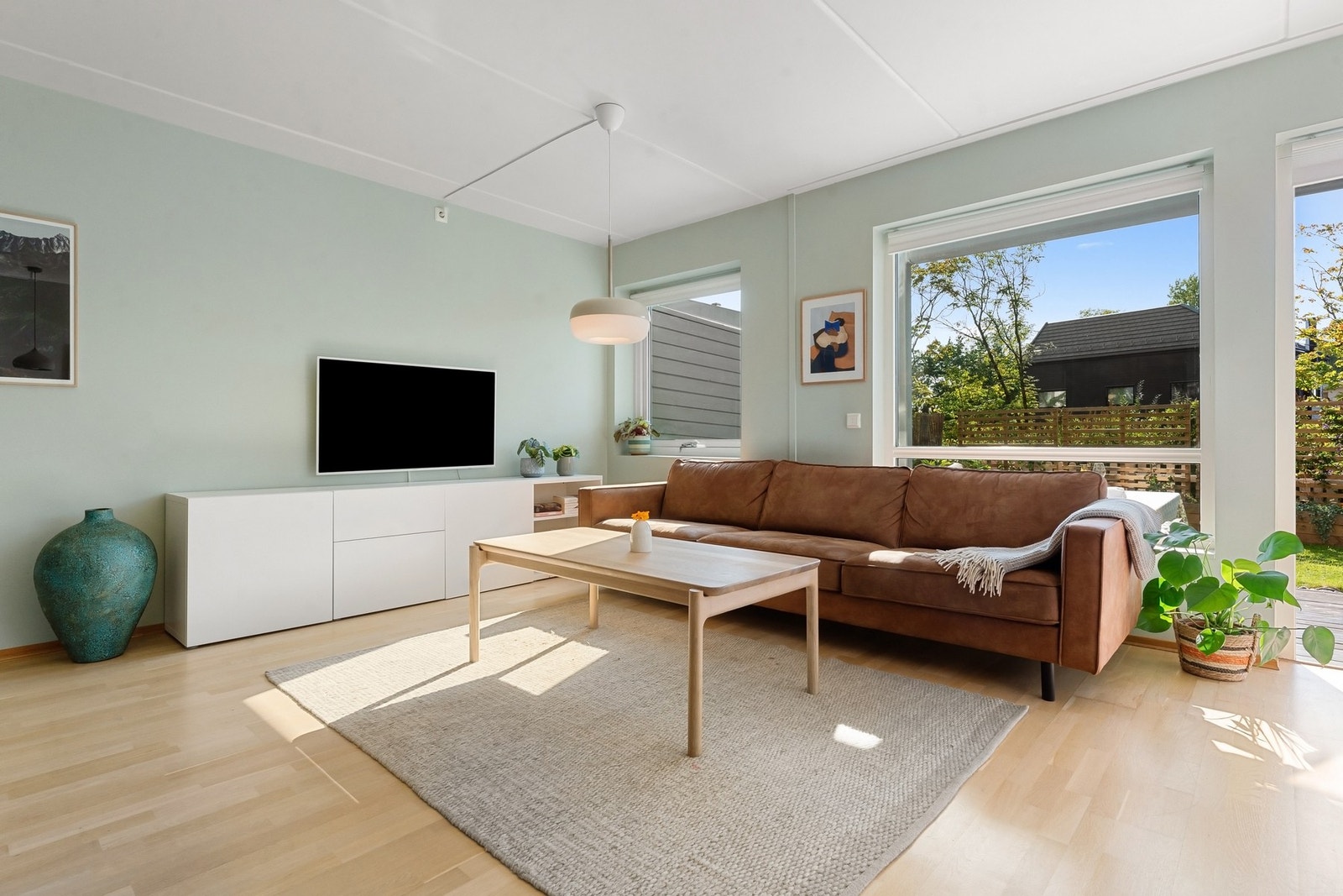 Stuen har fin plass for sofagruppe med tilhørende møblement. Galleribilde