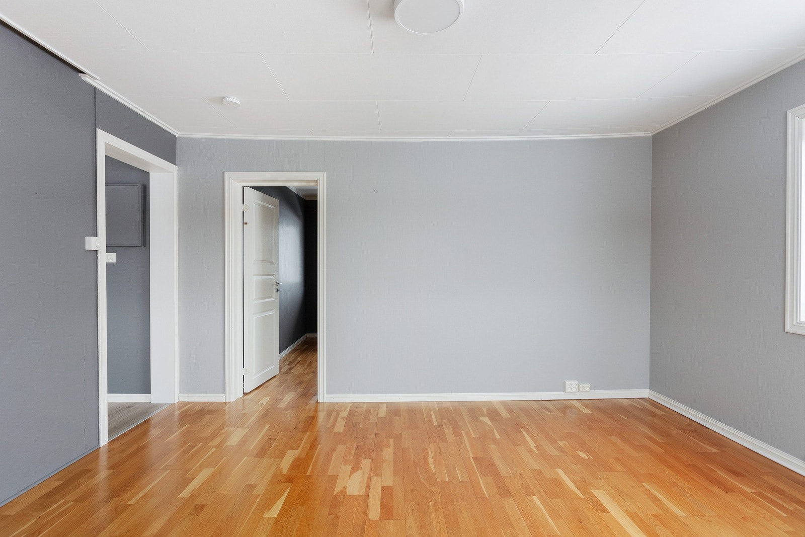 Her er det plass til både sofarguppe, medievegg og spisebord Galleribilde