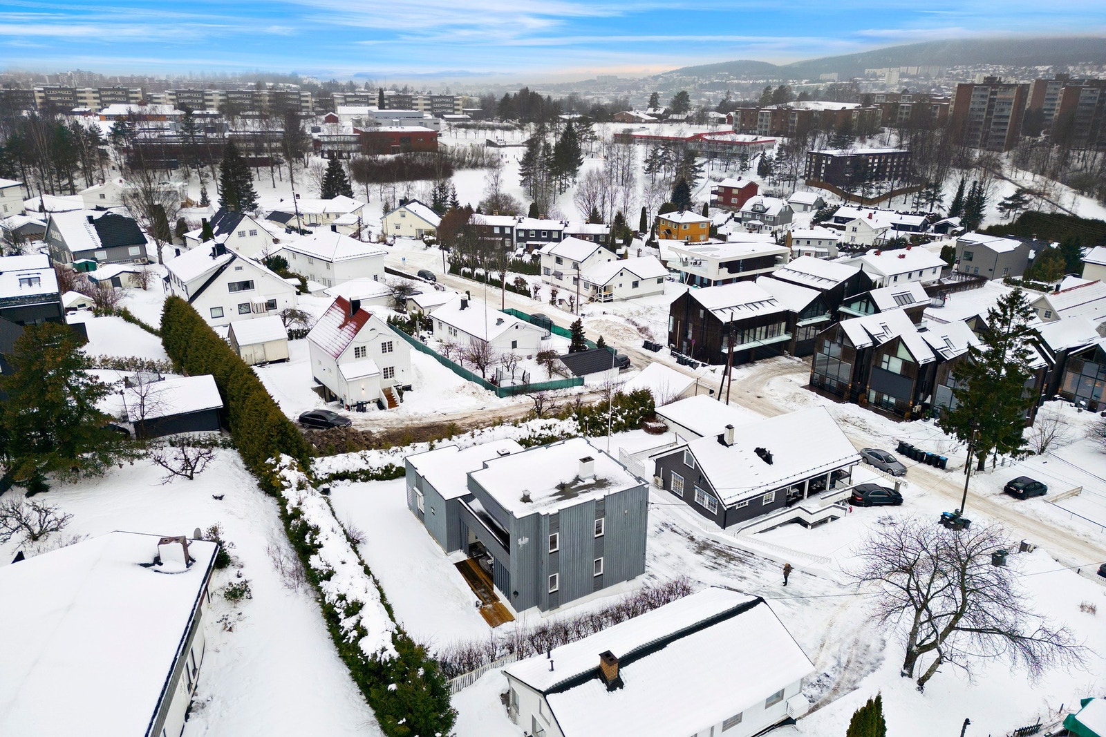 Høgtunveien 4B har en stor, usjenert og solrik tomt Galleribilde