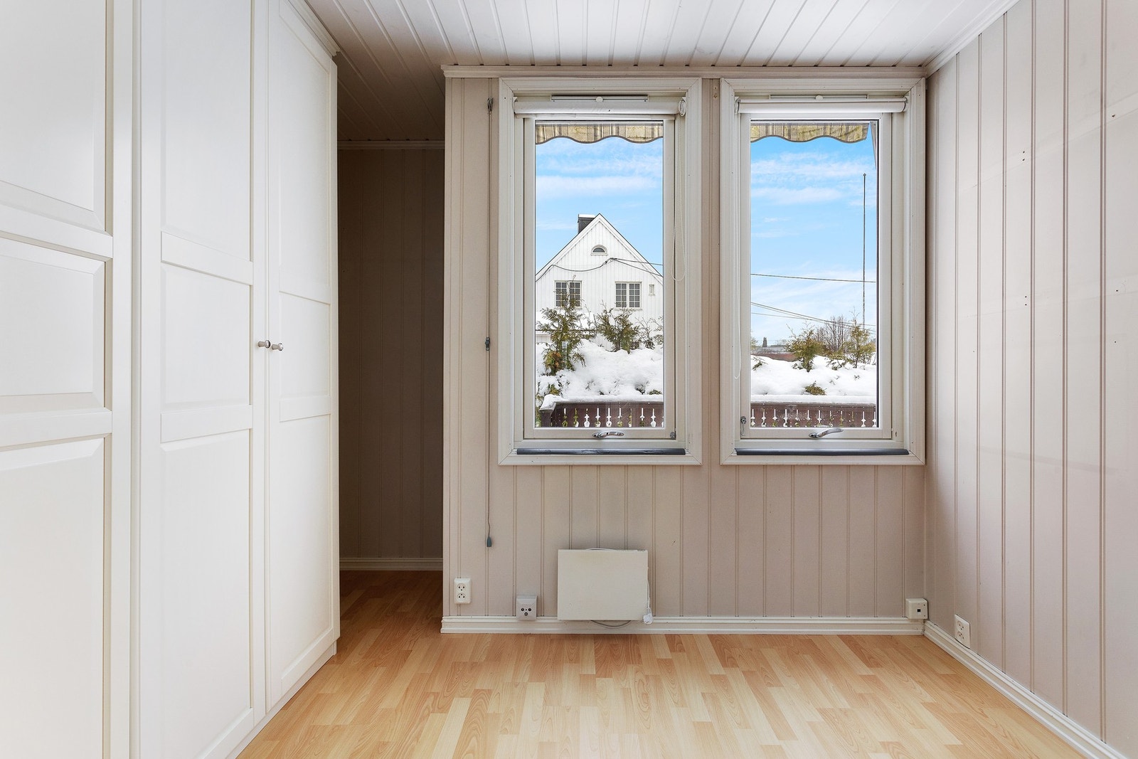 Soverom 2 har praktisk garderobeskap for oppbevaring Galleribilde