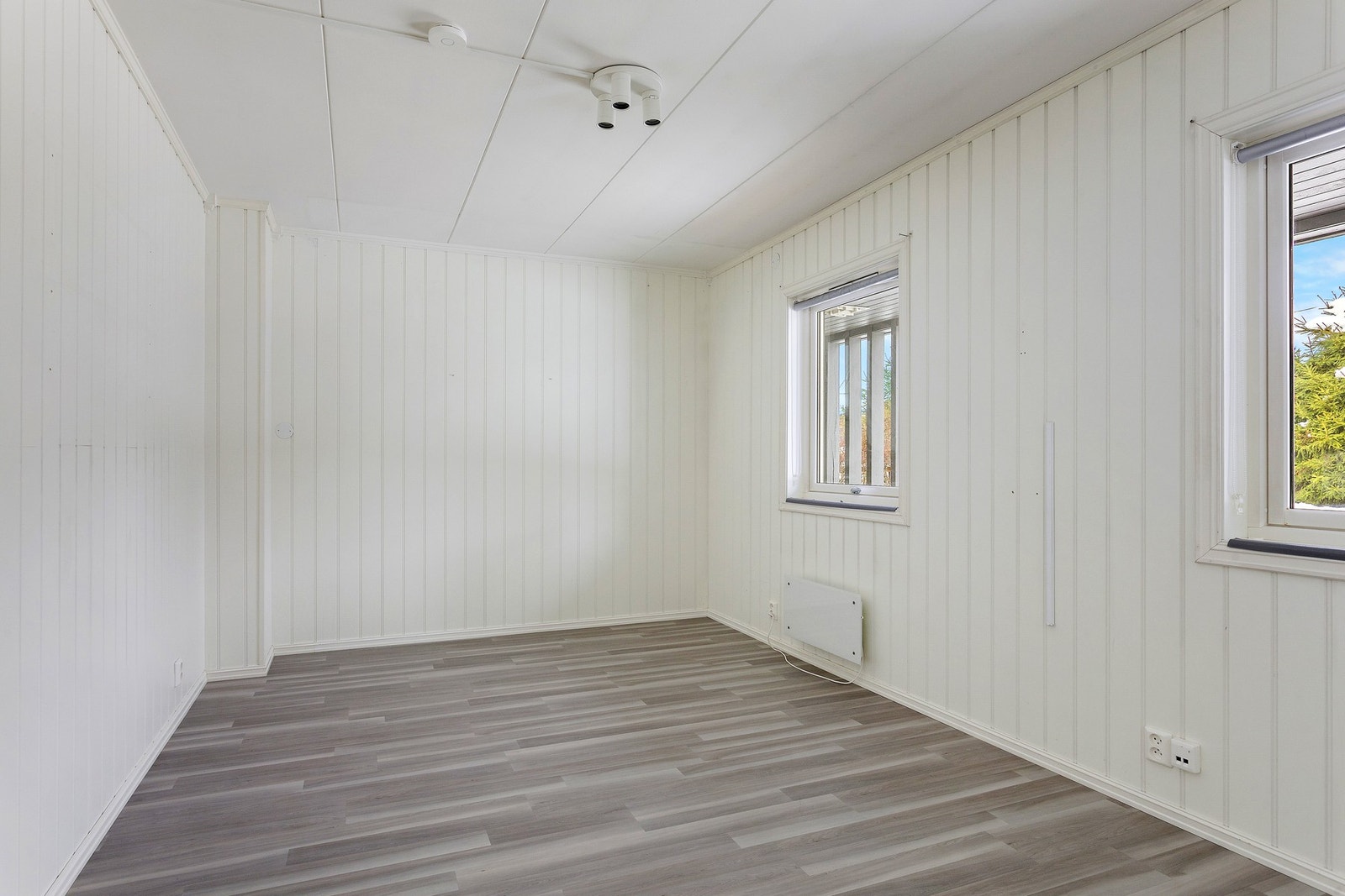 Soverommet er meget romslig og har god plass til seng og tilhørende møblement Galleribilde