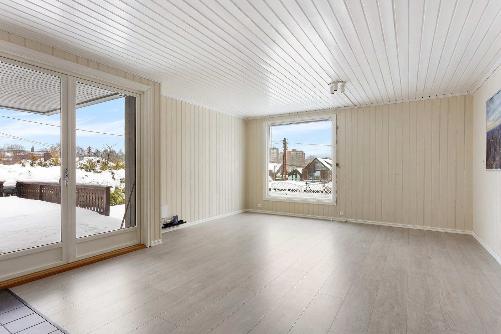 De store vindusflatene slipper inn rikelig med lys og skaper en herlig atmosfære i stuen Galleribilde