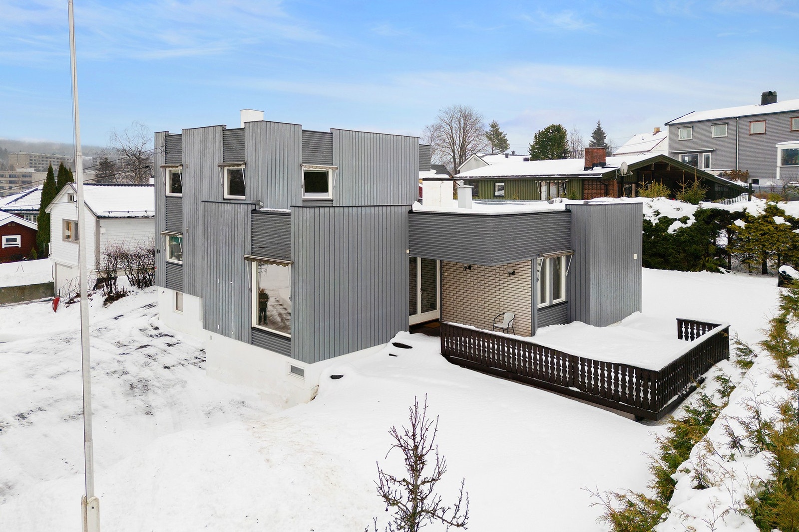 En attraktiv og innholdrik hel tomannsbolig med 2 boenheter og en solrik tomt på 677m2 Galleribilde