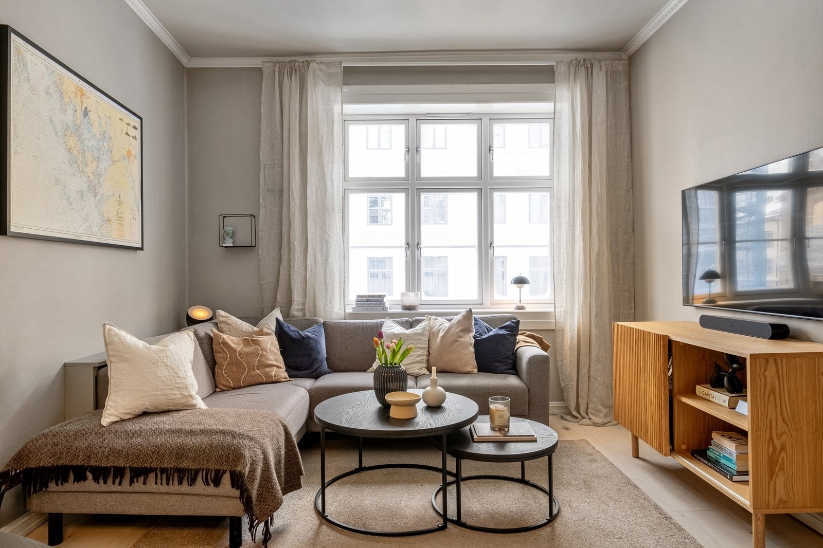 Store vindusflater som gir rikelig med luft og lys. Galleribilde