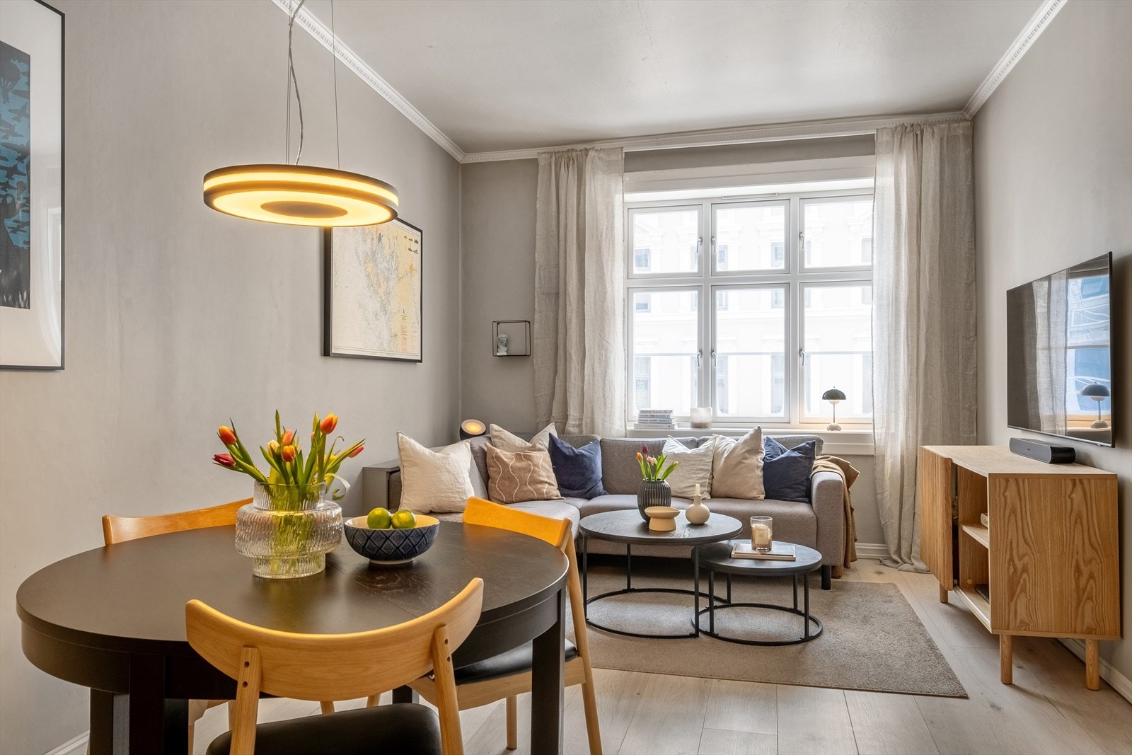 Lys og hyggelig stue med generøs takhøyde på ca. 2,82 meter. Galleribilde