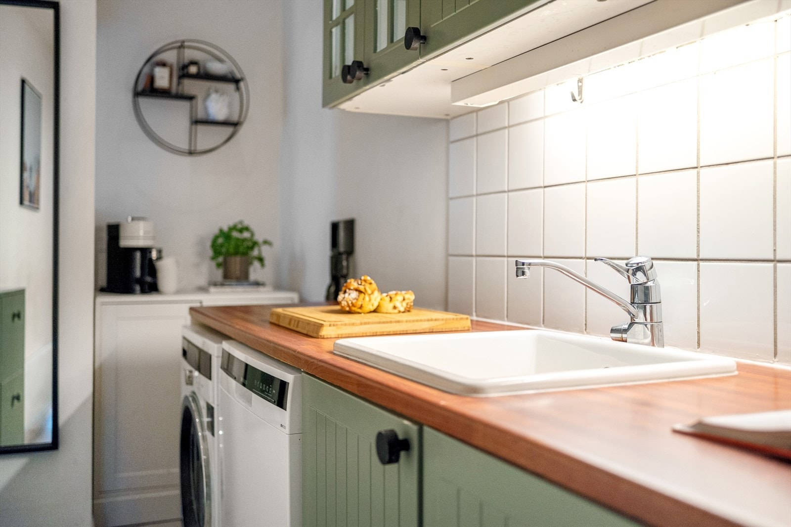 Integrert platetopp, stekeovn(2023) og oppvaskmaskin. Kullfilterventilator over kokeplass. Galleribilde