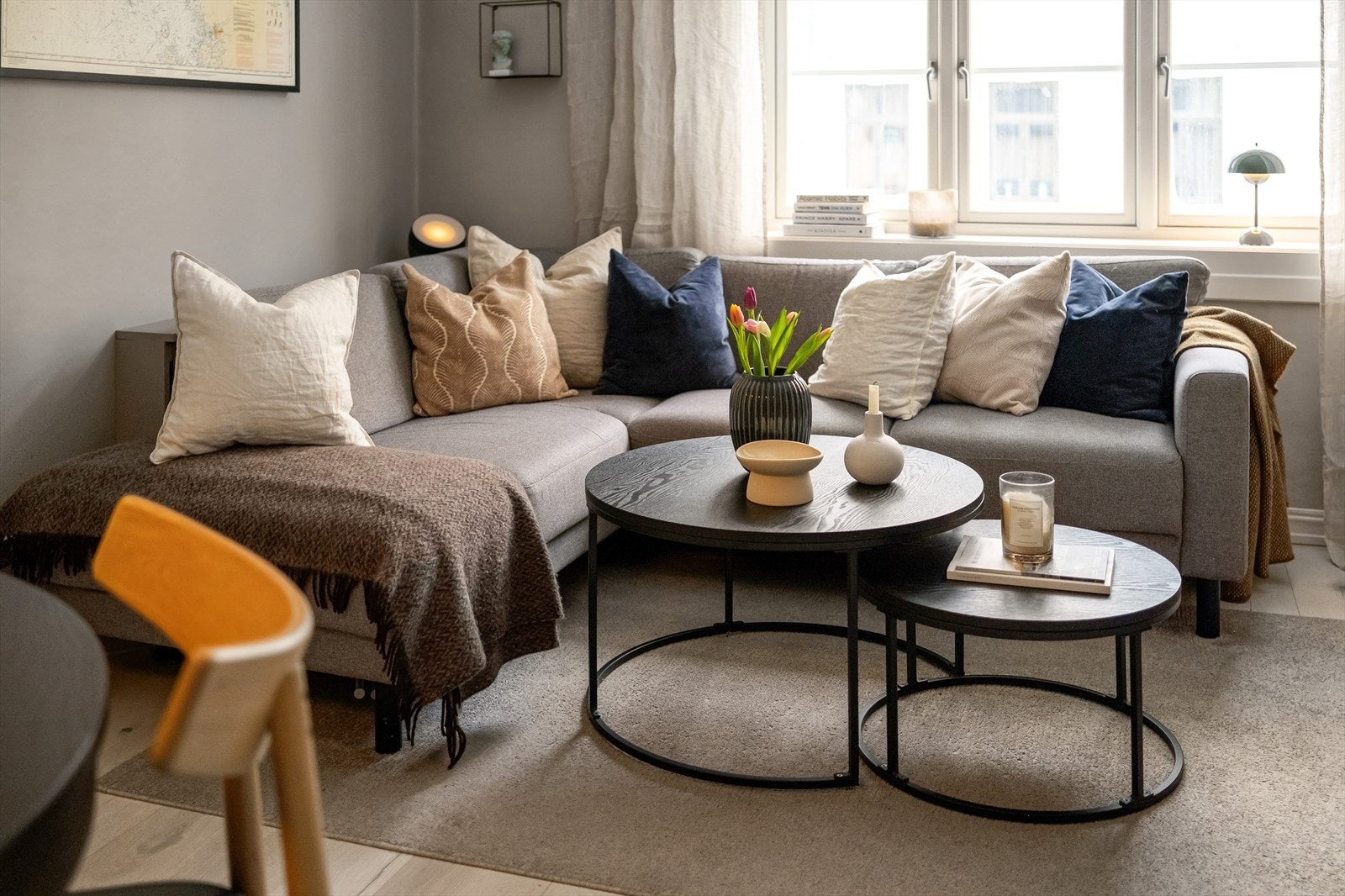 Stuen har god plass til sofaseksjon med tilhørende møblement, TV-benk og spisebord. Galleribilde