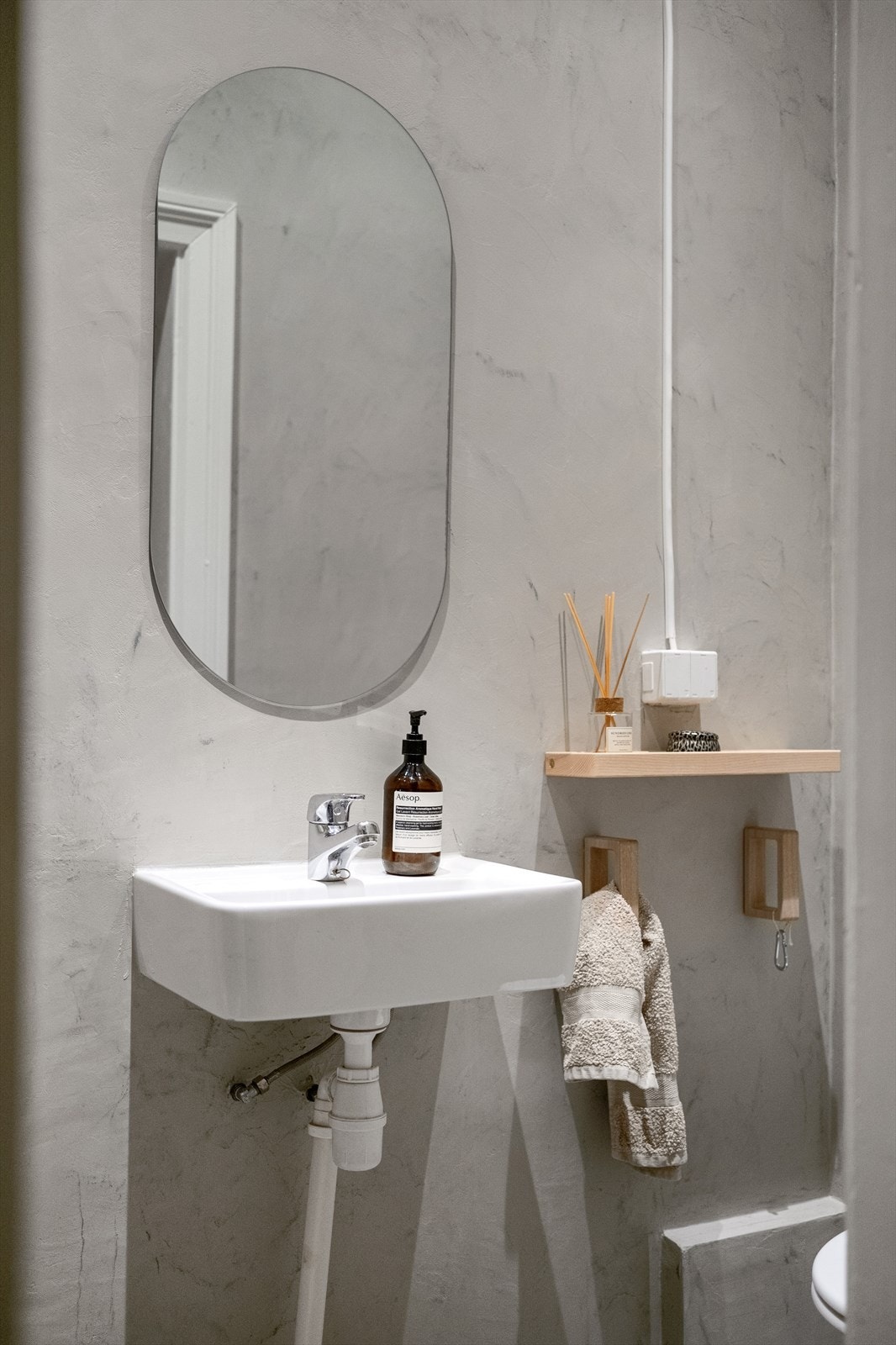 Baderommet ble oppgradert i 2024 med mikrosement. Galleribilde