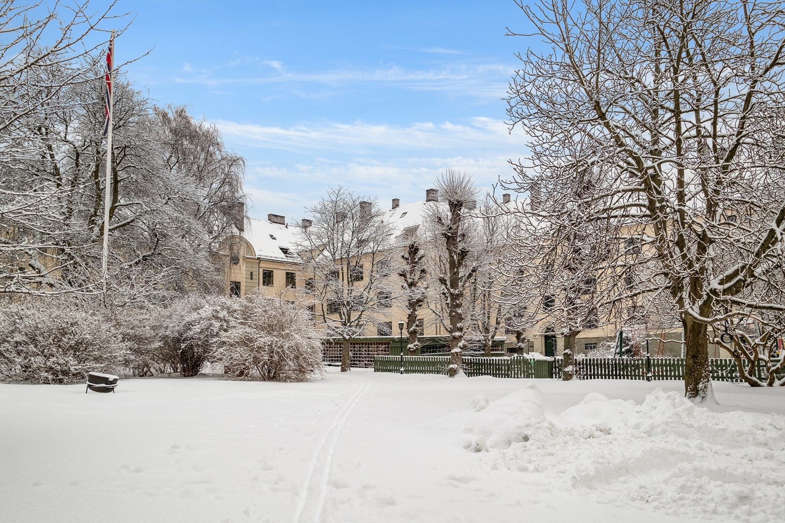 Hyggelig bakgård. Galleribilde