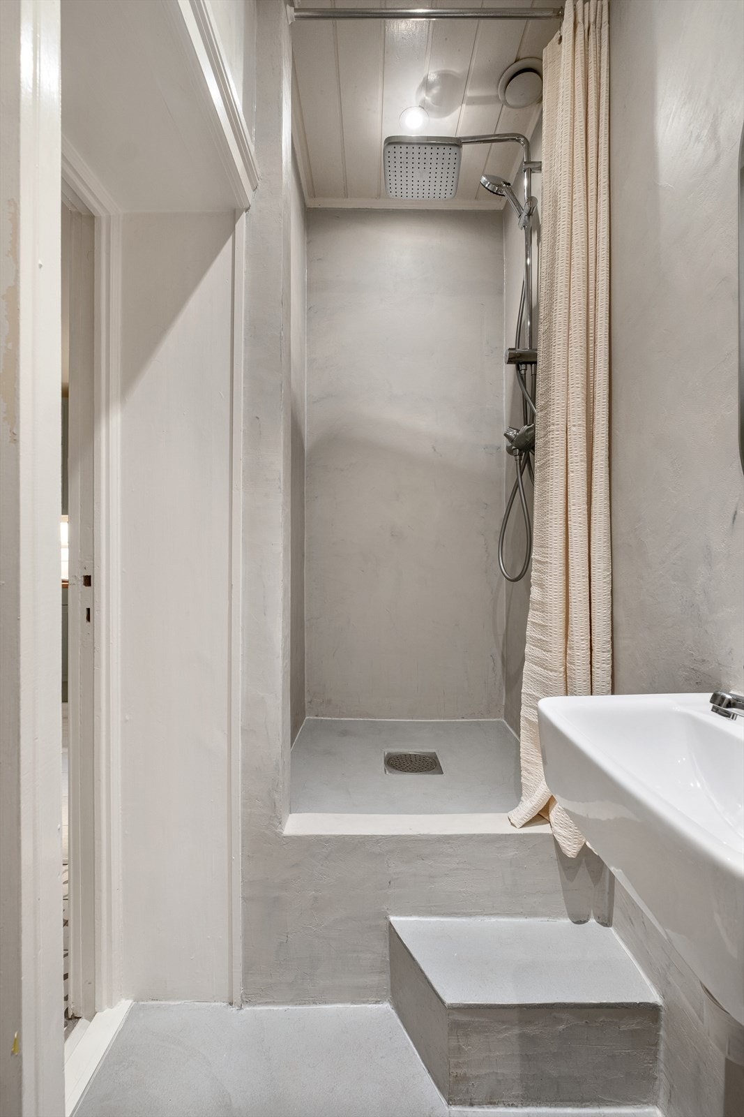 Baderommet er innredet med vegghengt klosett, servant og dusjhjørne. Naturlig avtrekk. Galleribilde