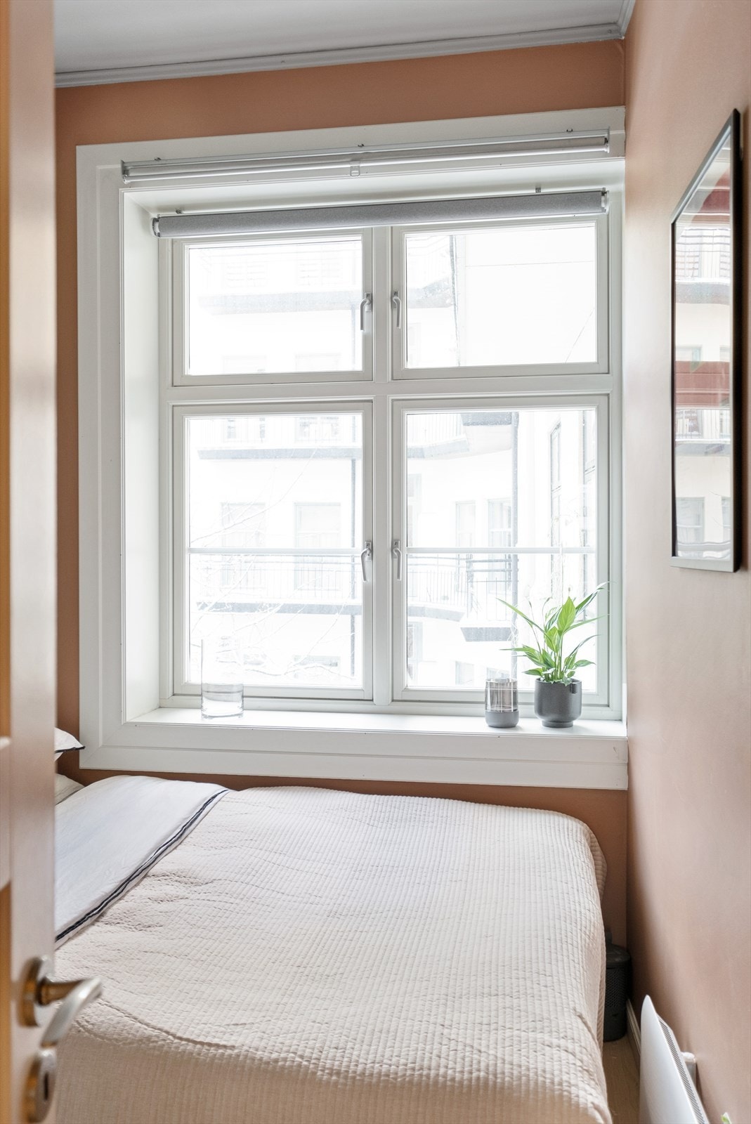 Store vindusflater som gir rikelig med luft og lys. Galleribilde