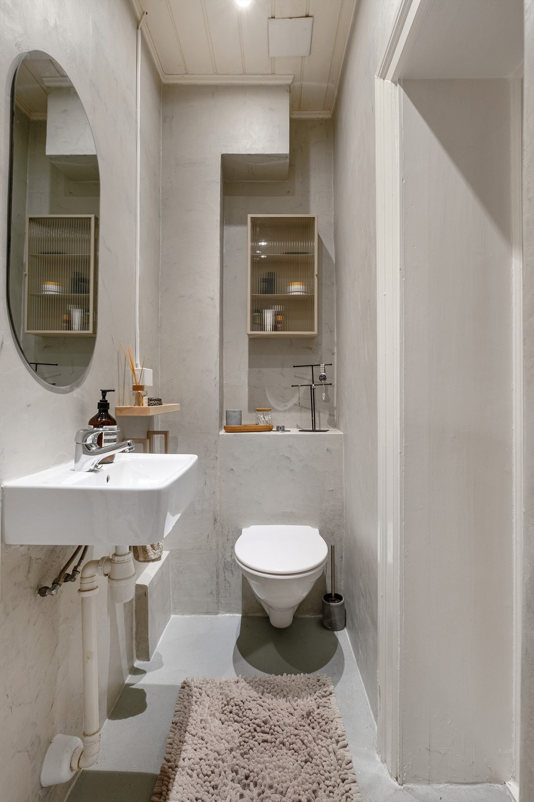 Delikat baderom med varme i gulvet og downlights i himling. Galleribilde