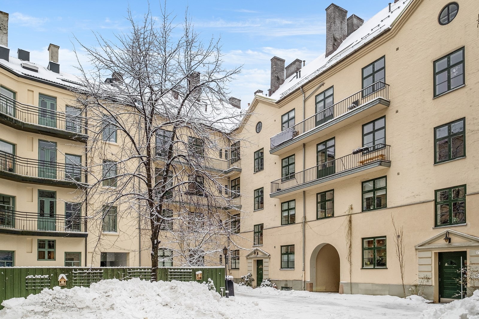 Hyggelig bakgård. Galleribilde