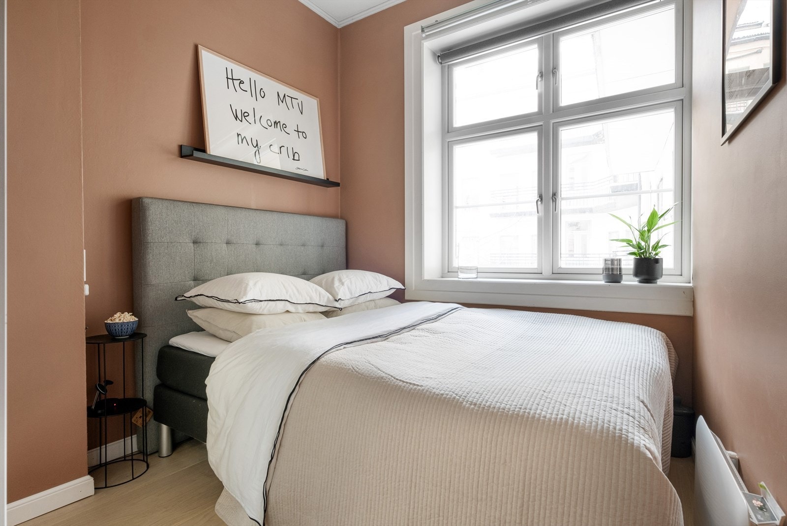 Romslig soverom med god plass til dobbeltseng med tilhørende nattbord. Galleribilde