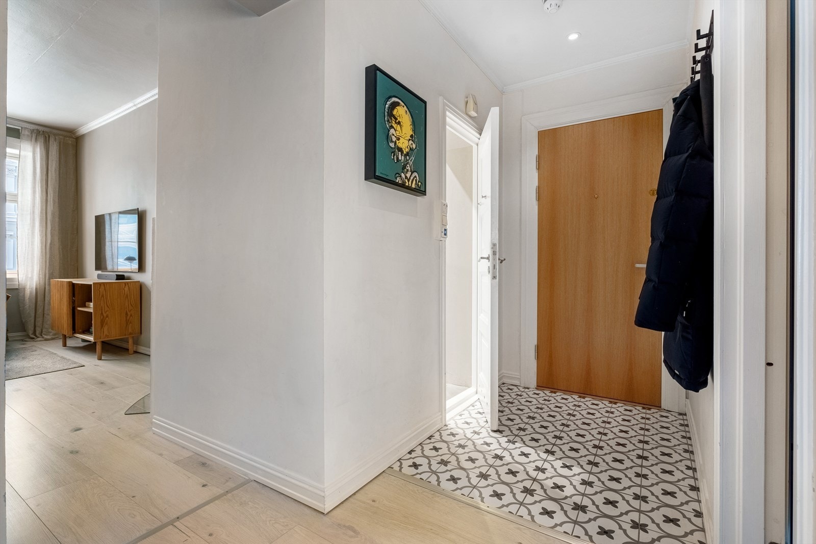 Velkommen inn! En lys og innbydende entré som gir et godt førsteinntrykk av leiligheten. Galleribilde