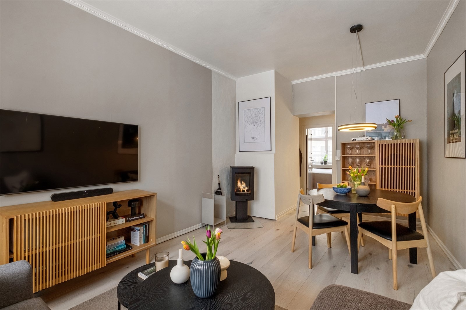 Leiligheten er malt i delikate og tidsriktige farger. Galleribilde