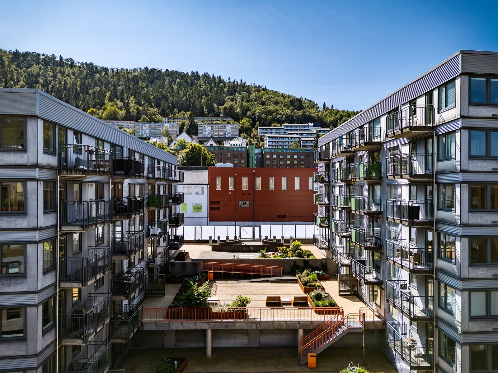 - Tomten er pent opparbeidet med utearealer med flere ulike soner og sittegrupper mellom byggene - Galleribilde