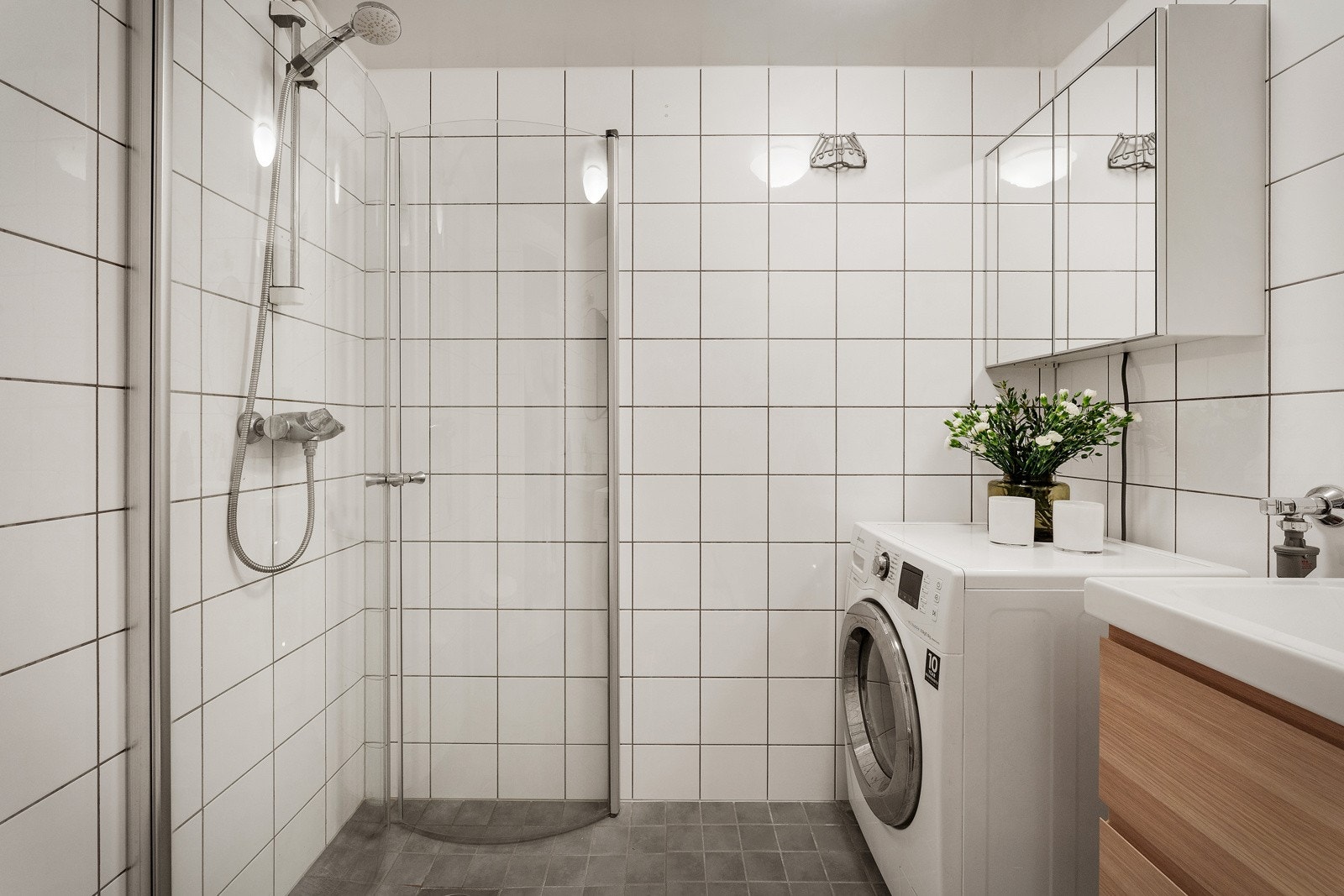 - Badet er helfliset i delikate, tidløse fliser og har varme i gulv - Galleribilde