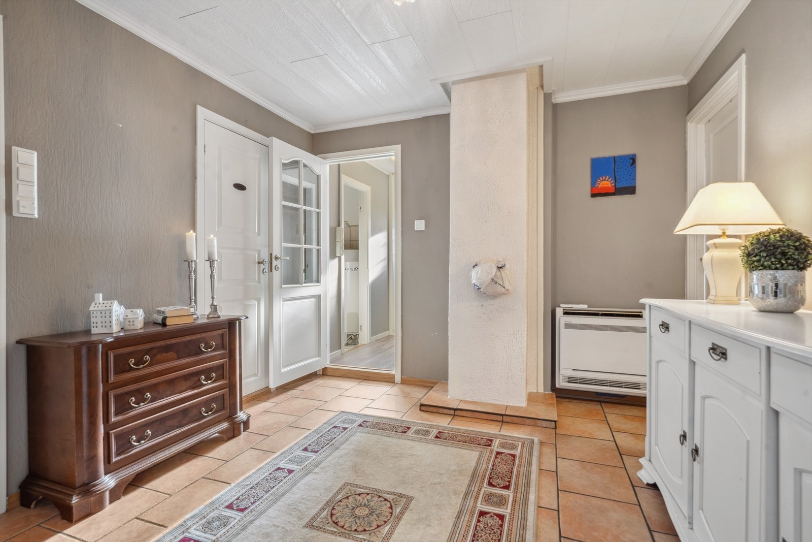 Hall i underetasje som er utstyrt med varmepumpe. Galleribilde