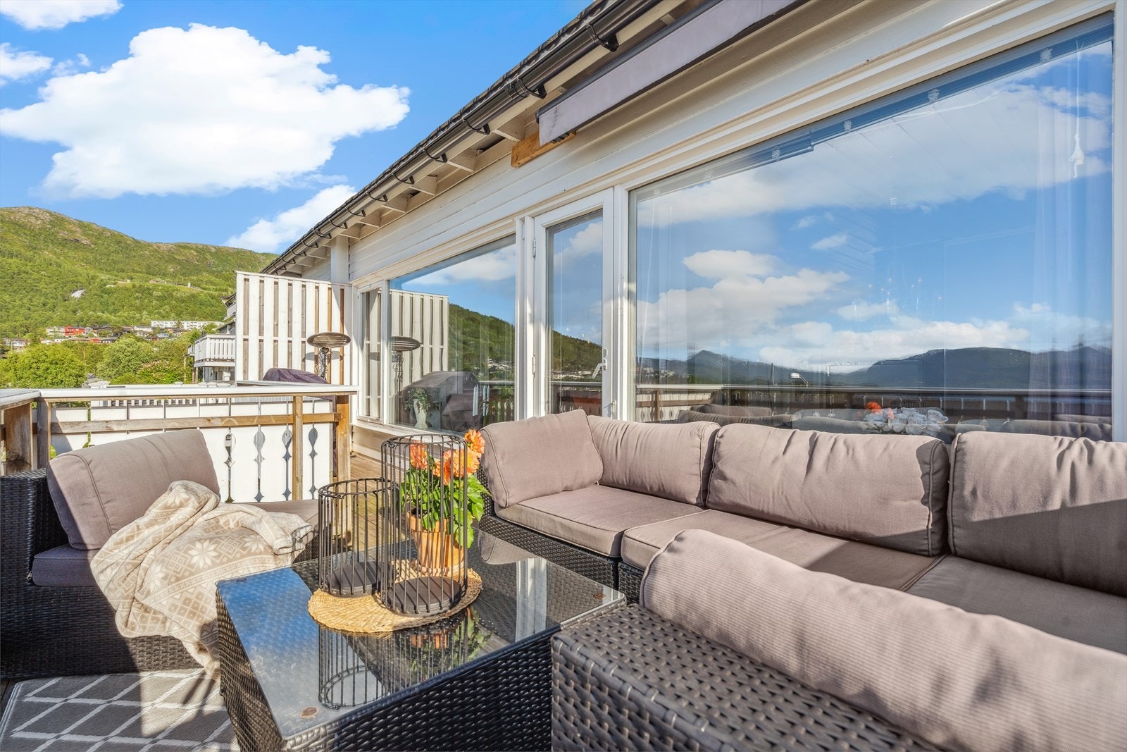 God plass for utemøblement som sittegruppe og grill. Galleribilde