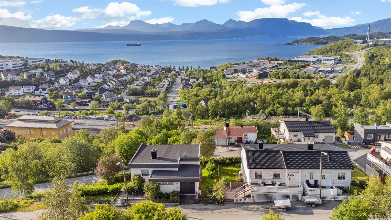 God plass for parkering både på eiendommen og i gate. Beliggenheten gir kort vei til sentrum, det nye sykehuset, barnehager og barneskole. Galleribilde