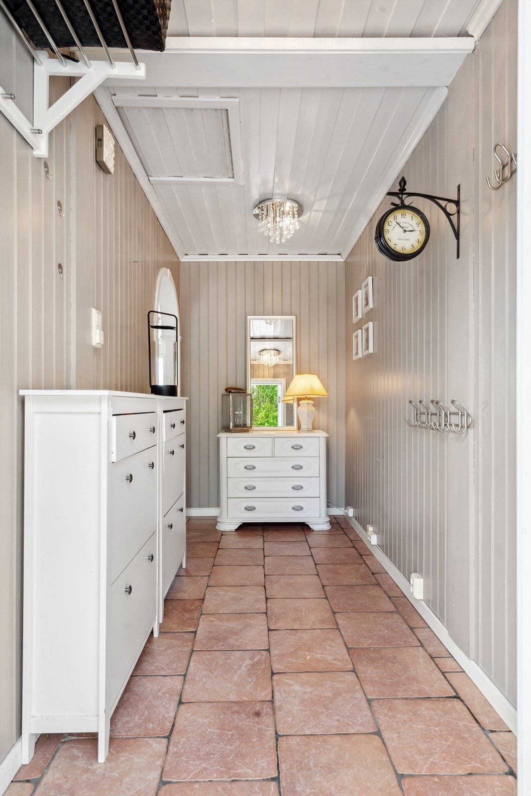 Gang med god plass for diverse oppheng av yttertøy som knaggrekke, skoskap og annet møblement. Galleribilde