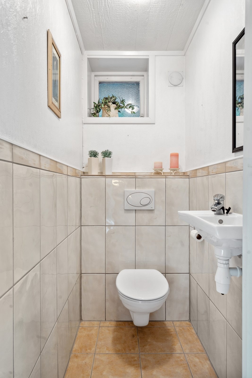 Praktisk separat toalettrom vegg i vegg med badet. Galleribilde