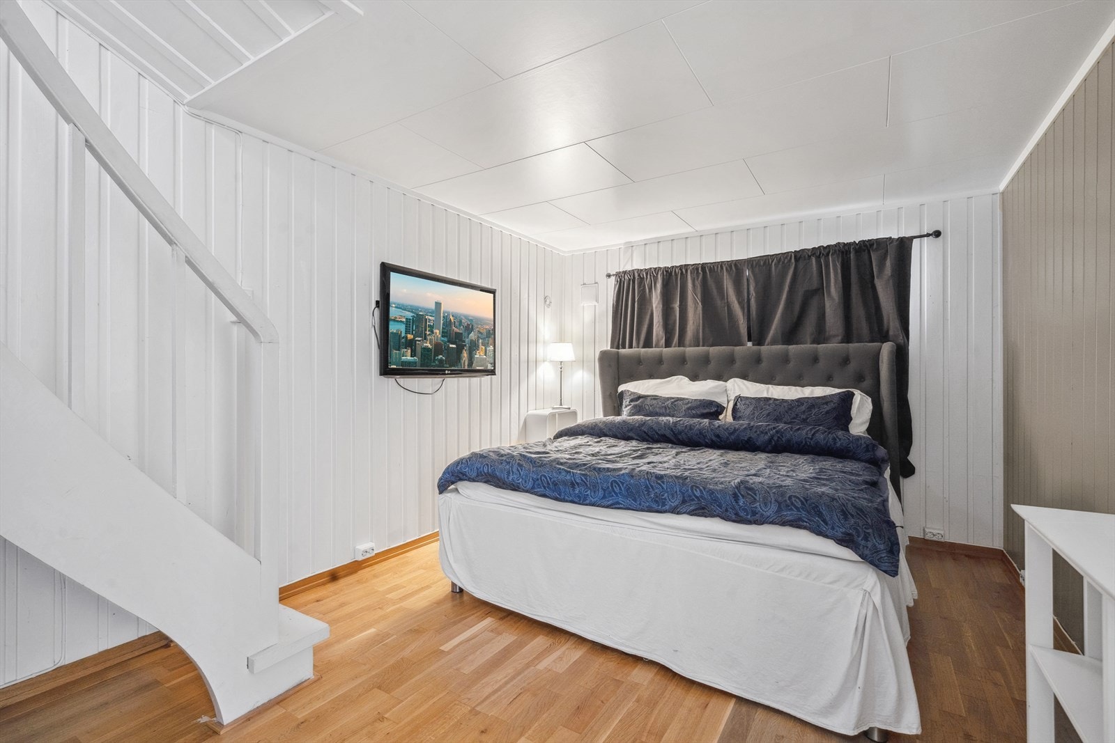 Kjeller inneholder disponibelt rom og garasje. Galleribilde