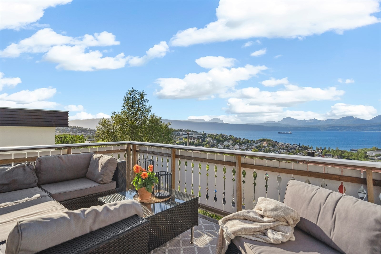 Solrike uteplasser med nydelig utsikt utover Ofotfjorden og byen. Galleribilde