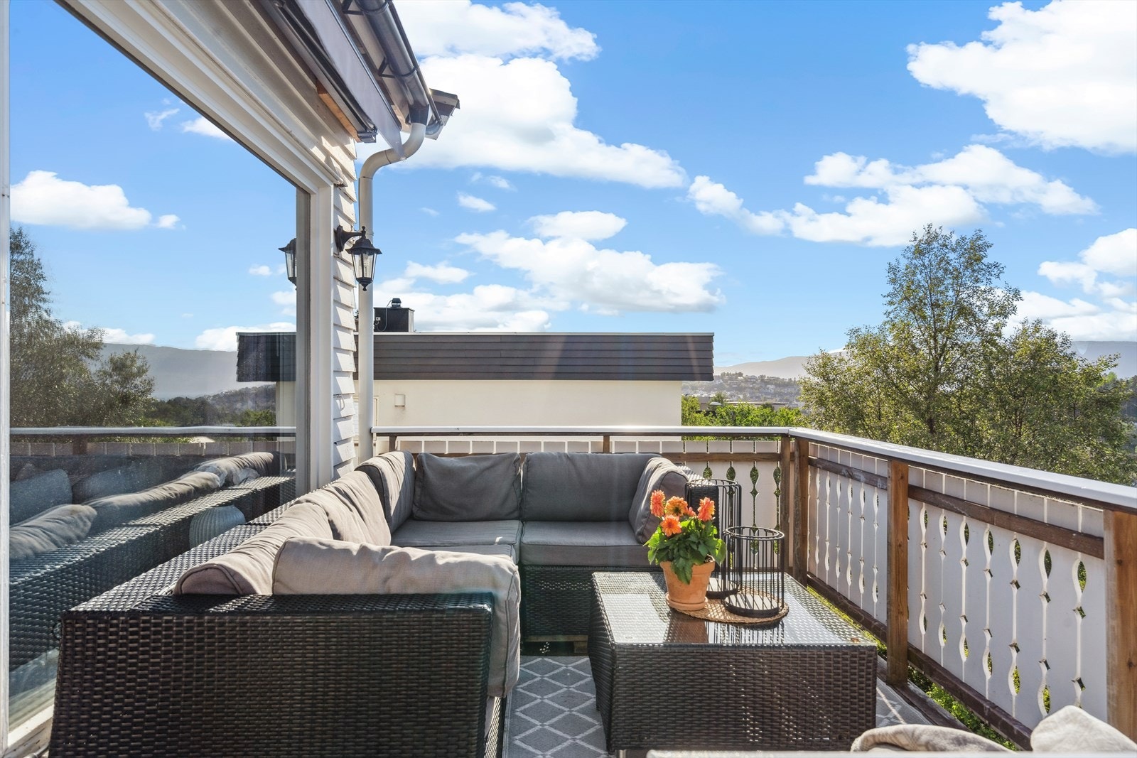 Fra stue er det utgang til veranda hvor man kan nyte ettermiddag- og kveldssolen. Galleribilde