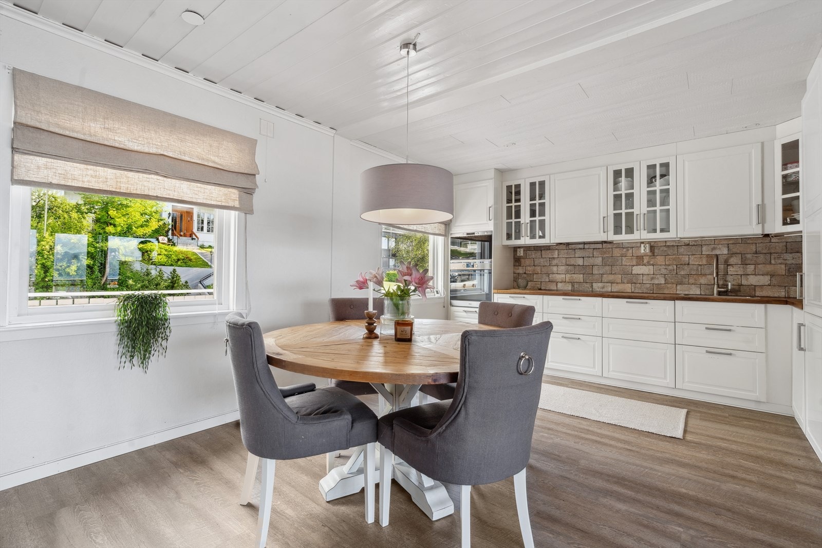 Pent kjøkken som er utformet i vinkel. Kjøkkenet er velutstyrt med integrerte hvitevarer som stekeovn, mikroovn, oppvaskmaskin, kjøl- og fryseskap. Galleribilde