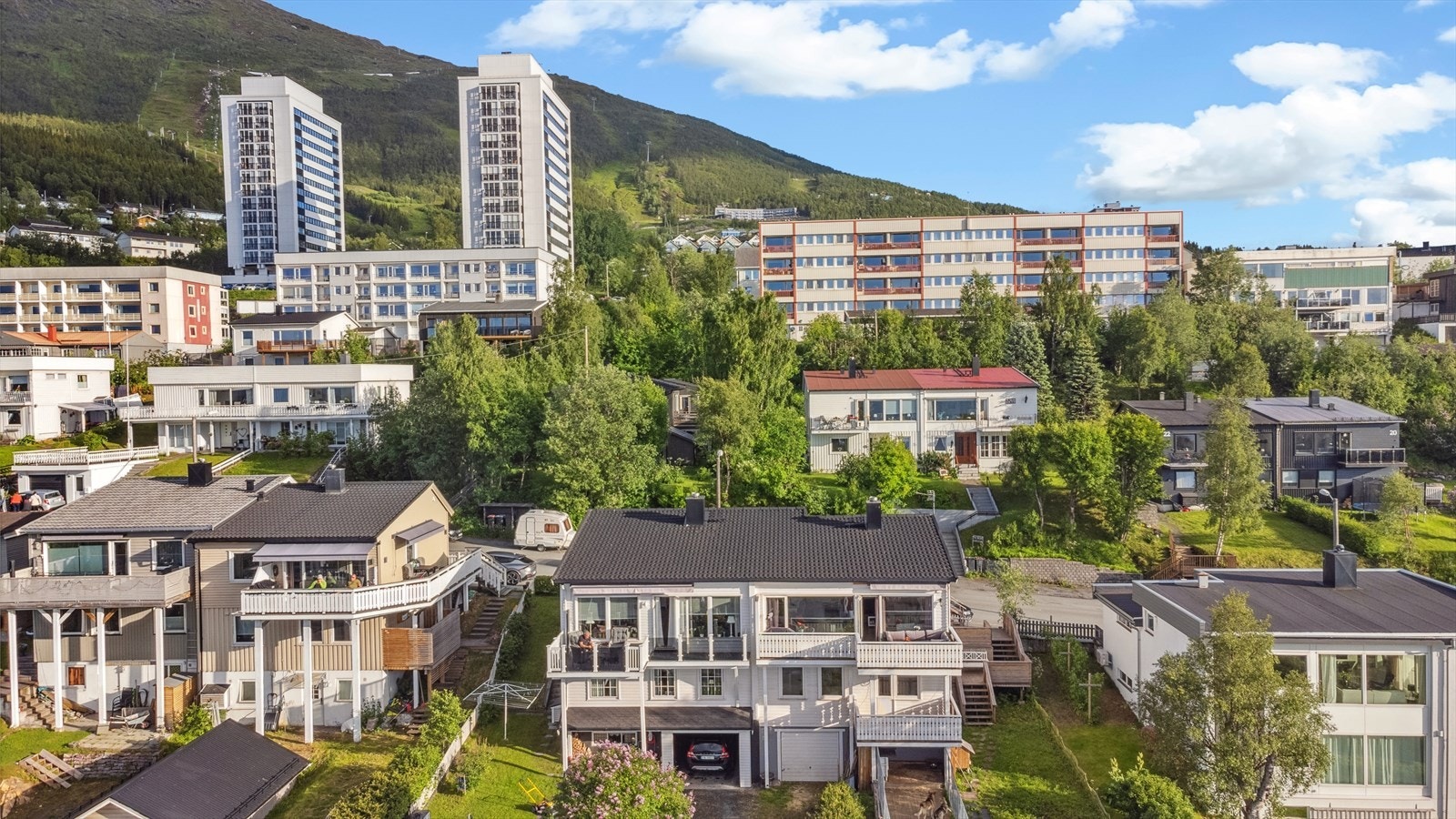 Eiendommen består av flotte uteområder med verandaer, terrasser og balkong. I tillegg er det hage og garasje. Galleribilde