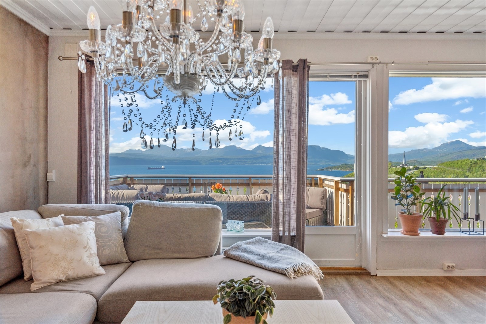 Fantastisk utsikt som kan nytes fra de store vindusflatene i stue. Galleribilde