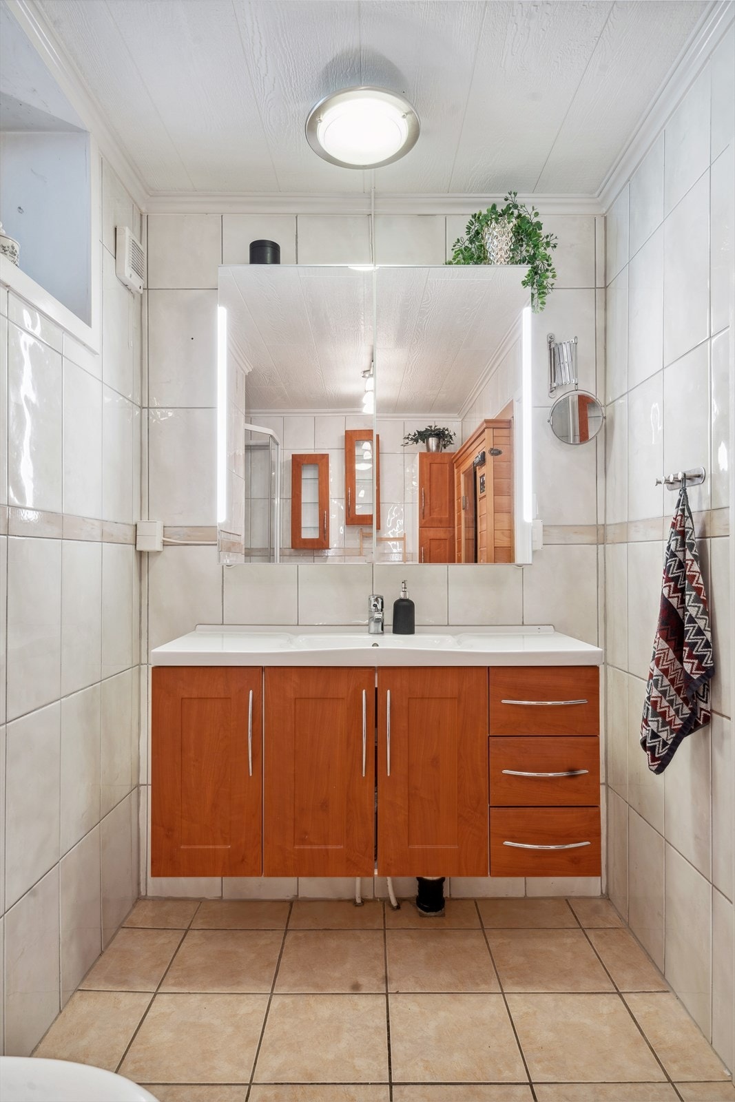 Badet er utstyrt med servantskap med heldekkende servant og praktisk speilskap. Galleribilde