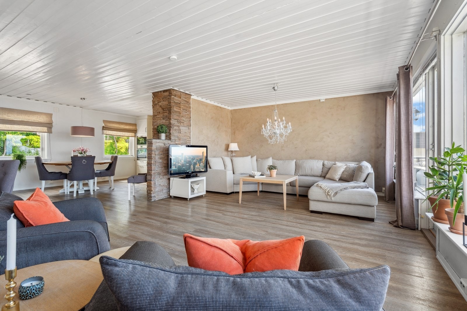 Stue gir god plass for sofagruppe, stoler, mediemøblement og annet møblement. Galleribilde