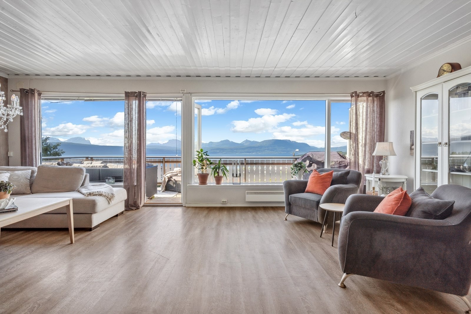 Velkommen til Øvre Jernbanegate 21- Romslig bolig med praktfull utsikt! Galleribilde