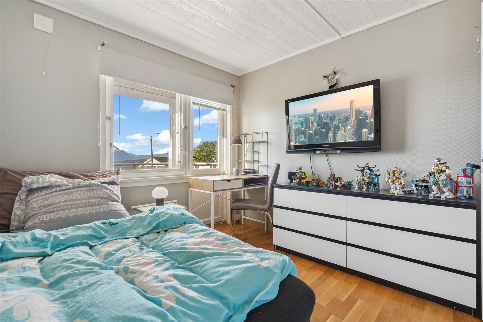 Soverom 2. Rommet har direkte utgang til praktisk overbygd veranda. Galleribilde