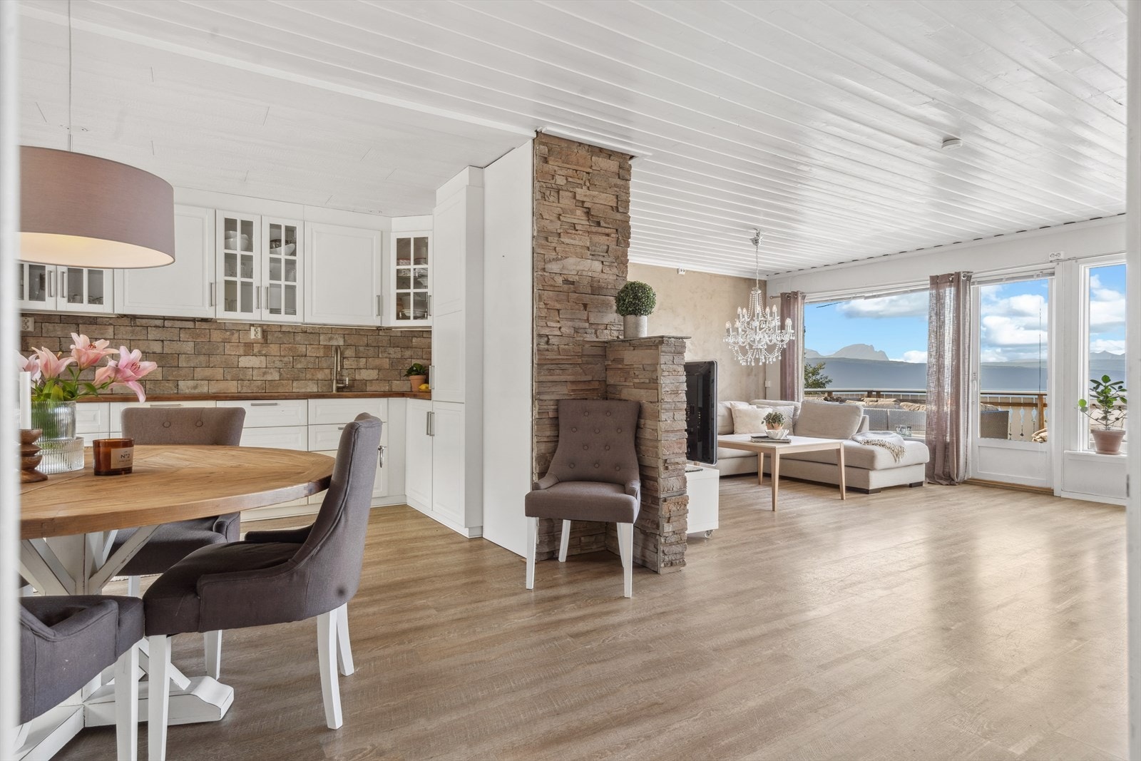 Praktisk planløsning som gjør det enkelt å møblere i ulike soner. Galleribilde