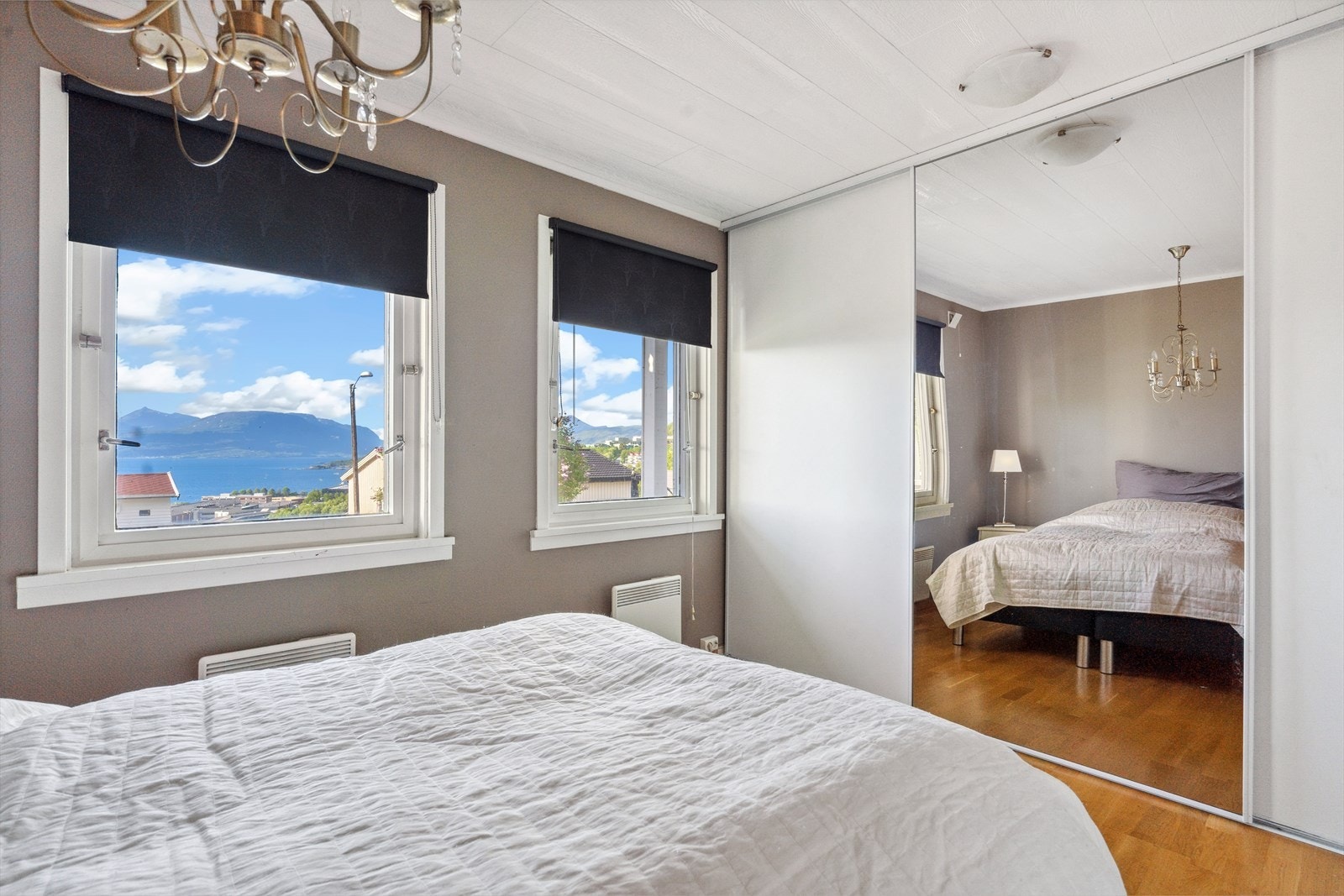 Soverommet er utstyrt med en stor skyvedørsgarderobe. Galleribilde