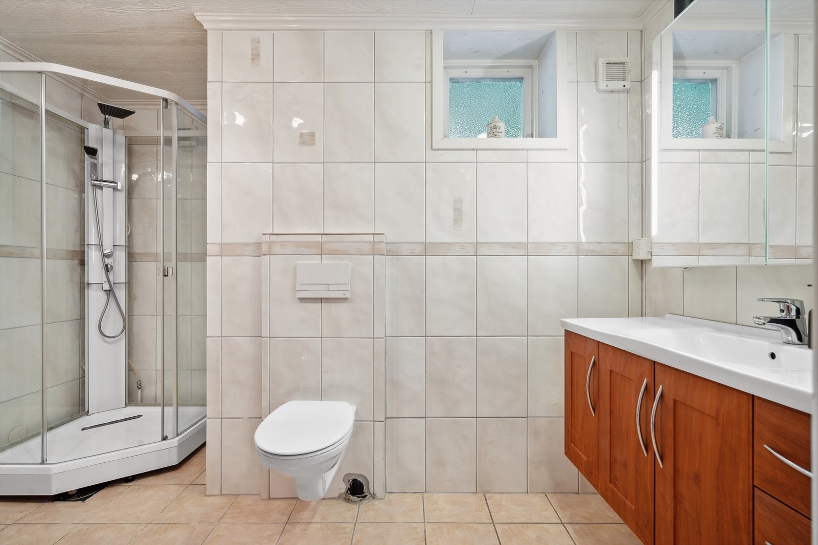 Flislagt bad med varmekabler i gulv. Galleribilde